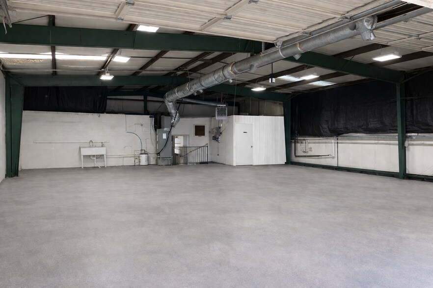 More Photos Of 113 Sayre St, Anderson Flex For Lease