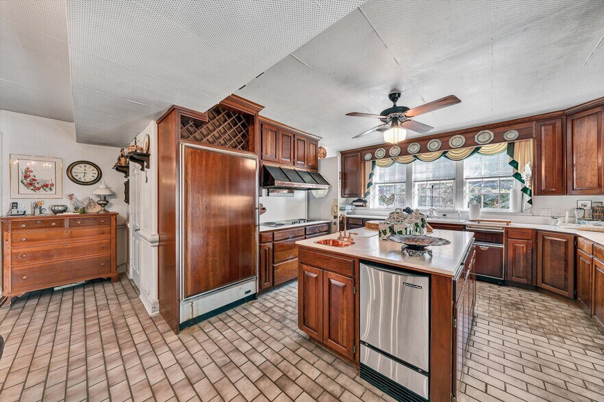 More Photos Of 934 Commander Dr, Roanoke Specialty For Sale