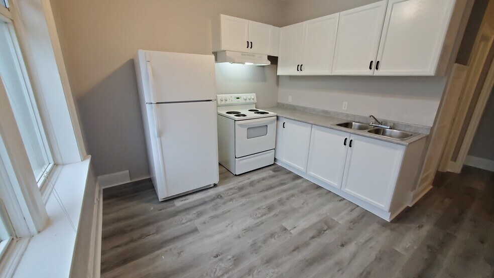 More Photos Of 170 Simcoe St S, Oshawa Apartments For Sale