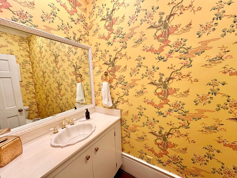 More Photos Of 615 College St, Clinton Hotel For Sale