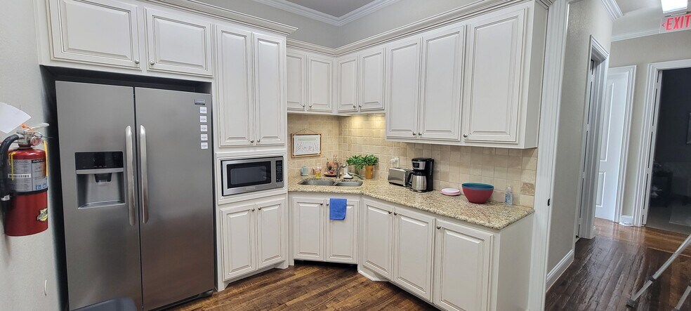More Photos Of 5748 Boat Club Rd, Fort Worth Office For Sale