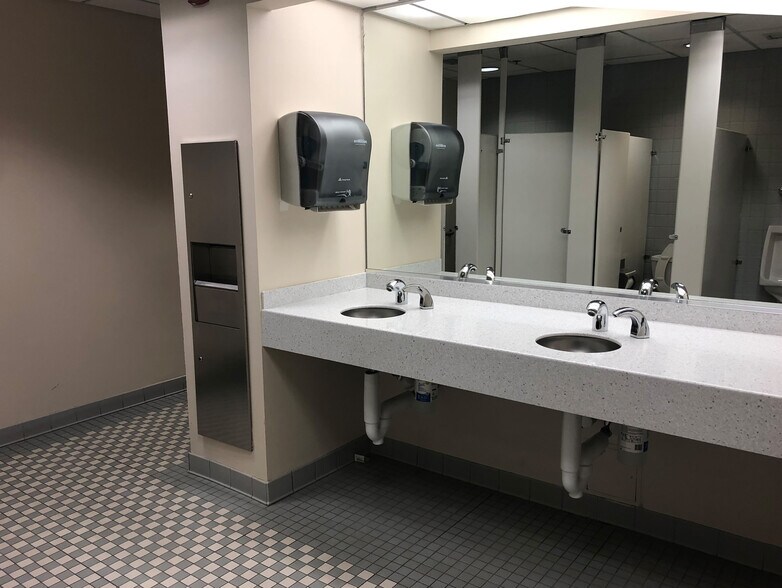 More Photos Of 100 Commerce Dr, Newark Office For Lease