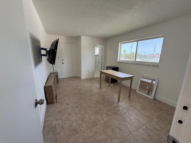 More Photos Of 1859 Lincoln St, Hollywood Apartments For Sale