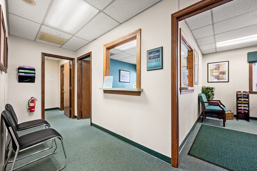 More Photos Of 131 Boston Post Rd, East Lyme Office For Lease
