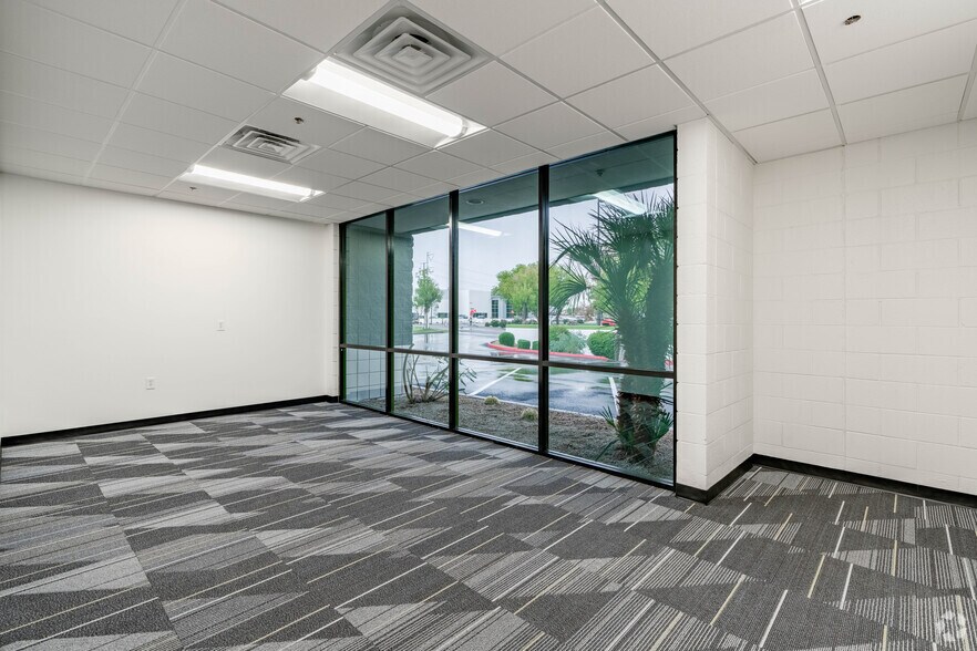 More Photos Of 240 N Sunway Dr, Gilbert Manufacturing For Lease