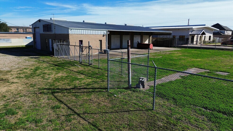 More Photos Of 3412 Lockheed St, Pearland Auto Salvage Facility For Sale