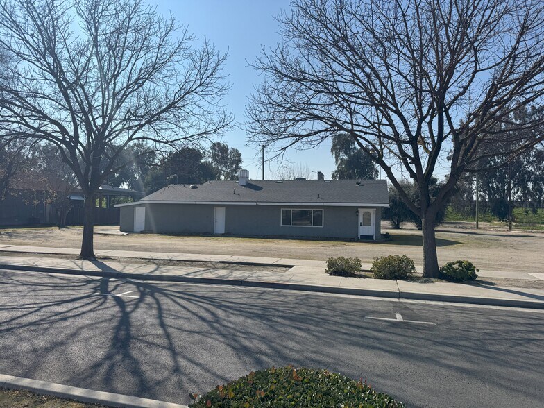 Primary Photo Of 1671 Simpson St, Kingsburg General Retail For Sale