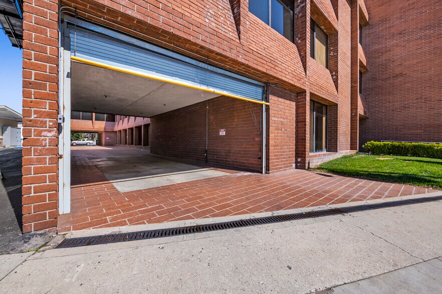 More Photos Of 17835 Ventura Blvd, Encino Medical For Sale