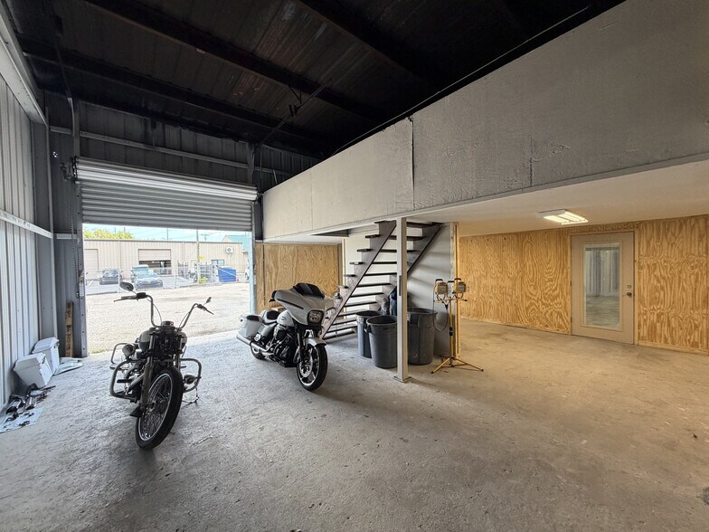 More Photos Of 15921 N Florida Ave, Lutz Warehouse For Lease