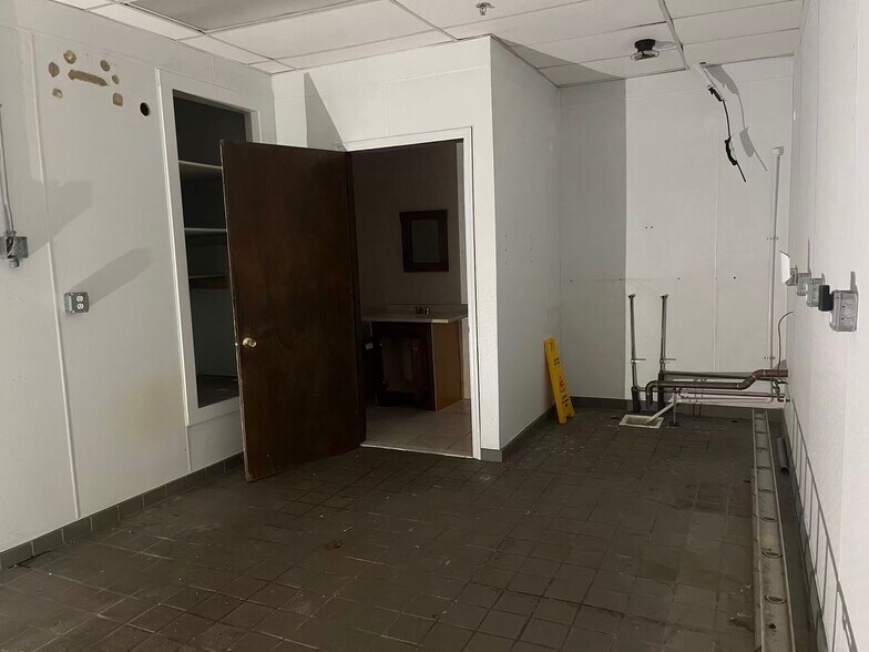 More Photos Of 840-850 Portion Rd, Ronkonkoma Unknown For Lease