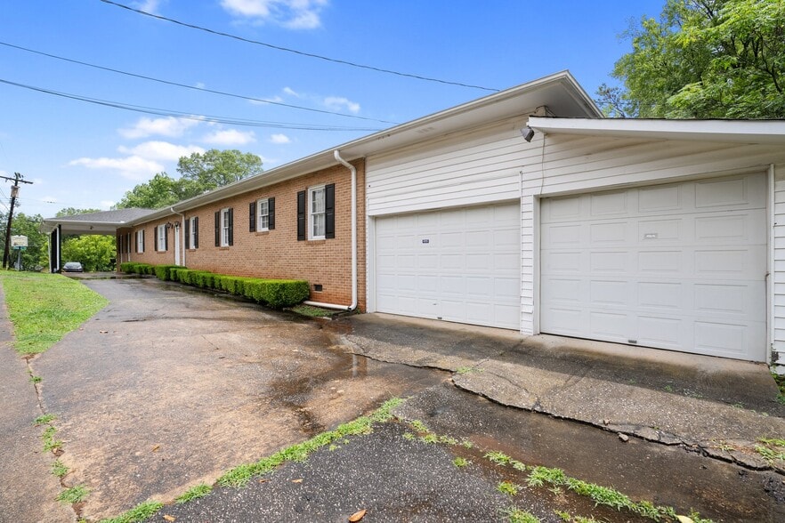 More Photos Of 1401 S Fant St, Anderson Funeral Home For Sale