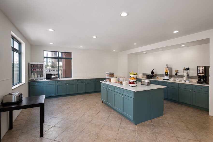 More Photos Of 631 Camino del Rio S, San Diego Hotel For Sale