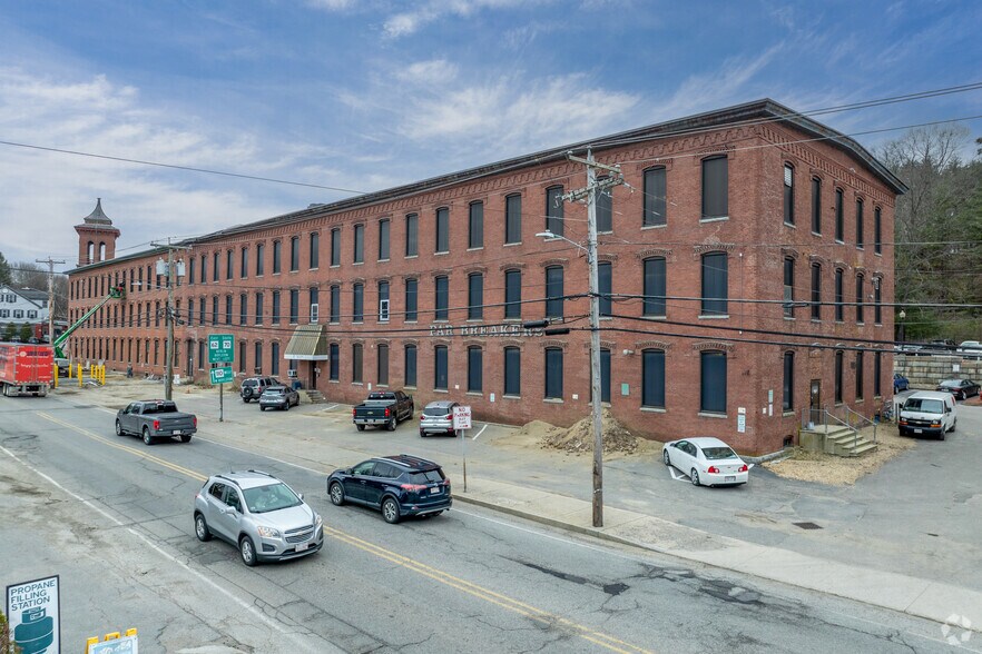 More Photos Of 500 Main St, Clinton Apartments For Lease