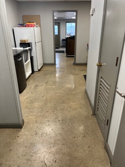 More Photos Of 120 Confederate Dr, Franklin Manufacturing For Sale