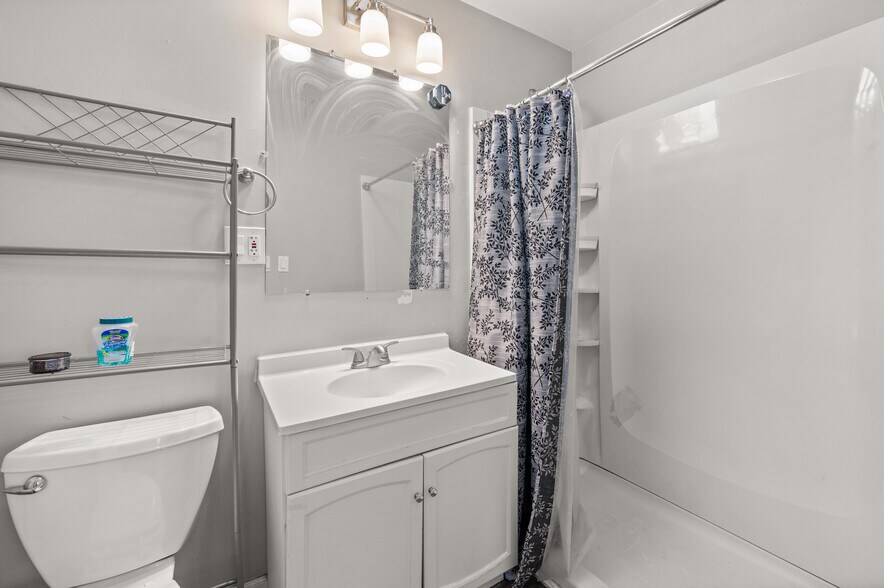 More Photos Of 304 Hankes Ave, Aurora Apartments For Sale