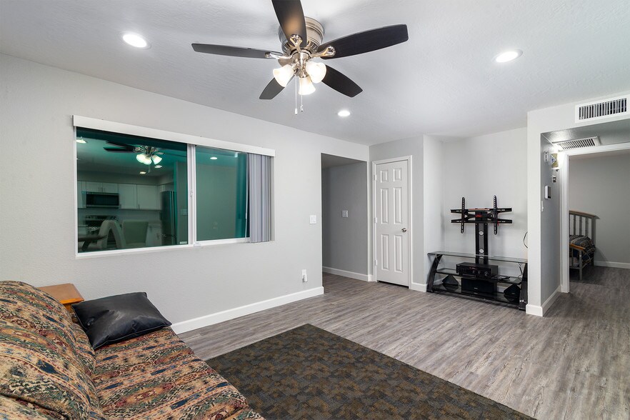 More Photos Of 515 W Pebble Beach Dr, Tempe Specialty For Sale