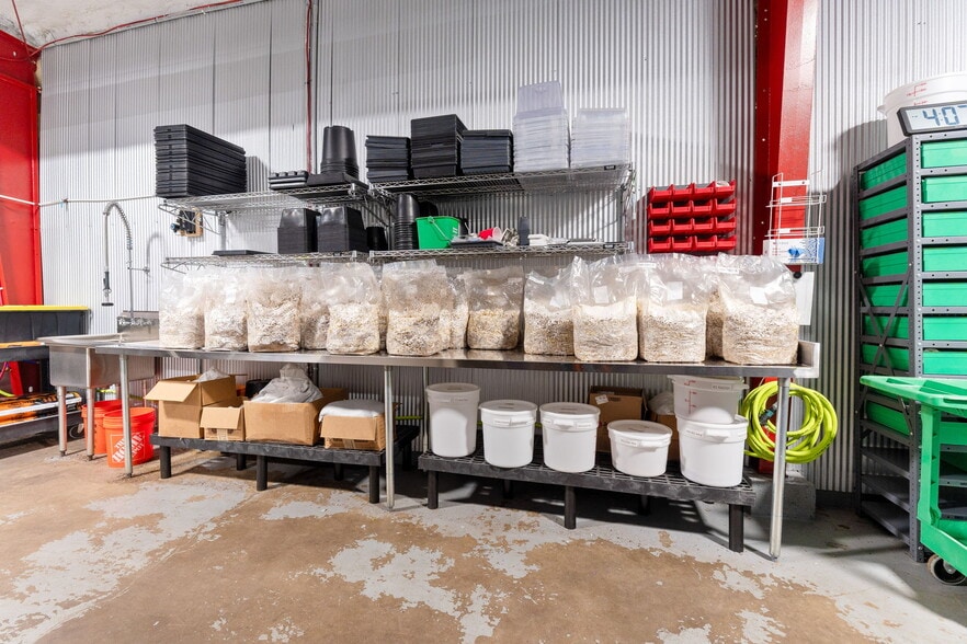 More Photos Of 876 N 20th St, Columbus Warehouse For Lease