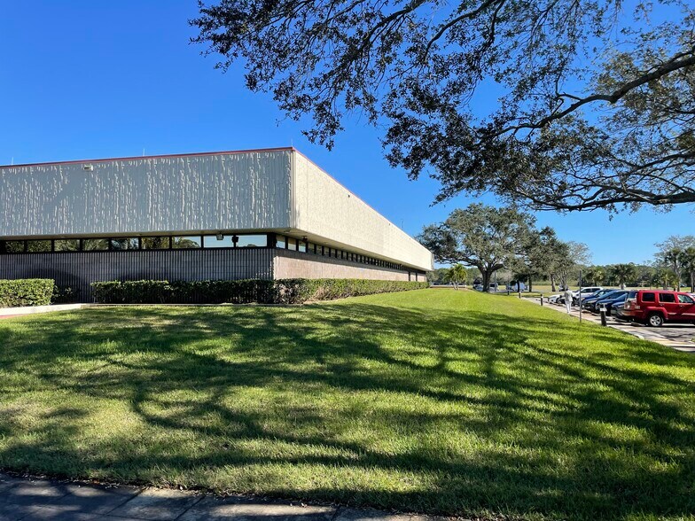 More Photos Of 505 N John Rodes Blvd, Melbourne Light Manufacturing For Lease