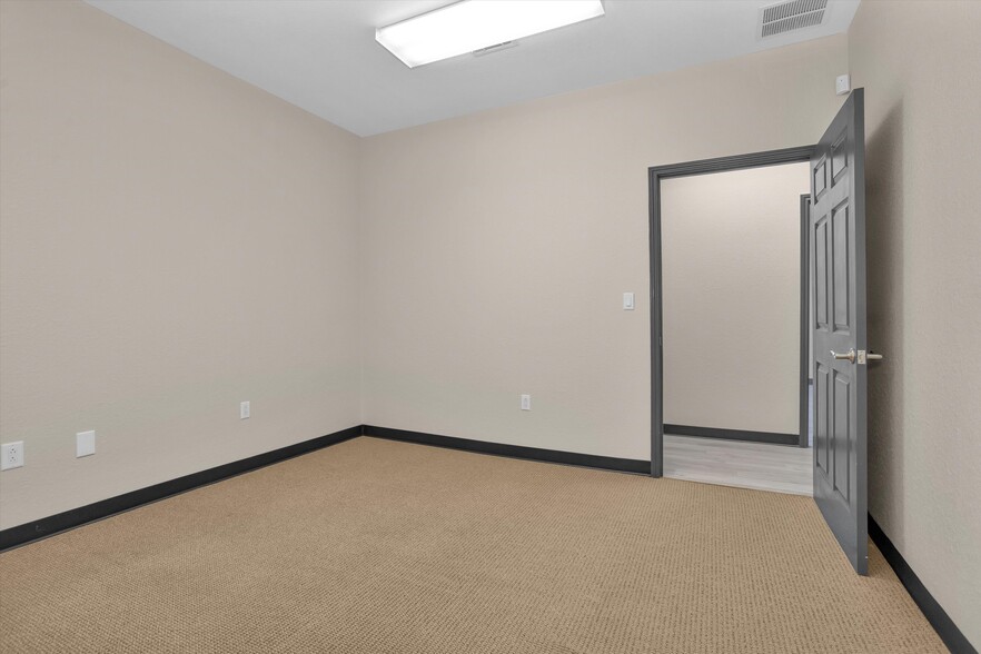 More Photos Of 11111 Neeshaw Dr, Houston Industrial For Lease