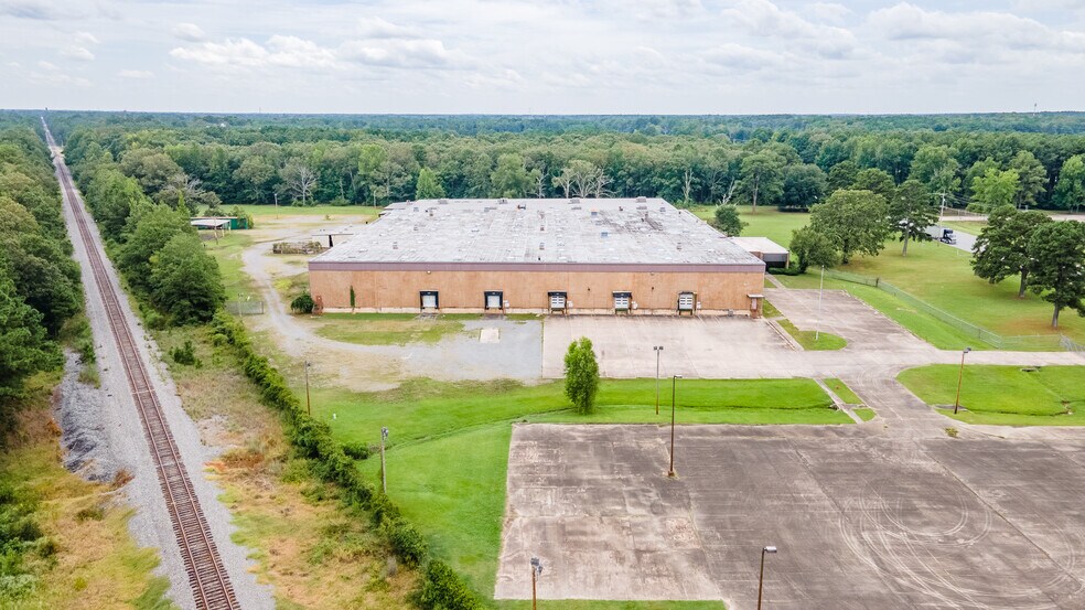 More Photos Of 3411 N Hutchinson St, Pine Bluff Manufacturing For Lease