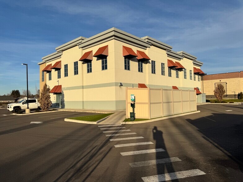 More Photos Of 4801 Biddle Rd, Central Point Office For Lease