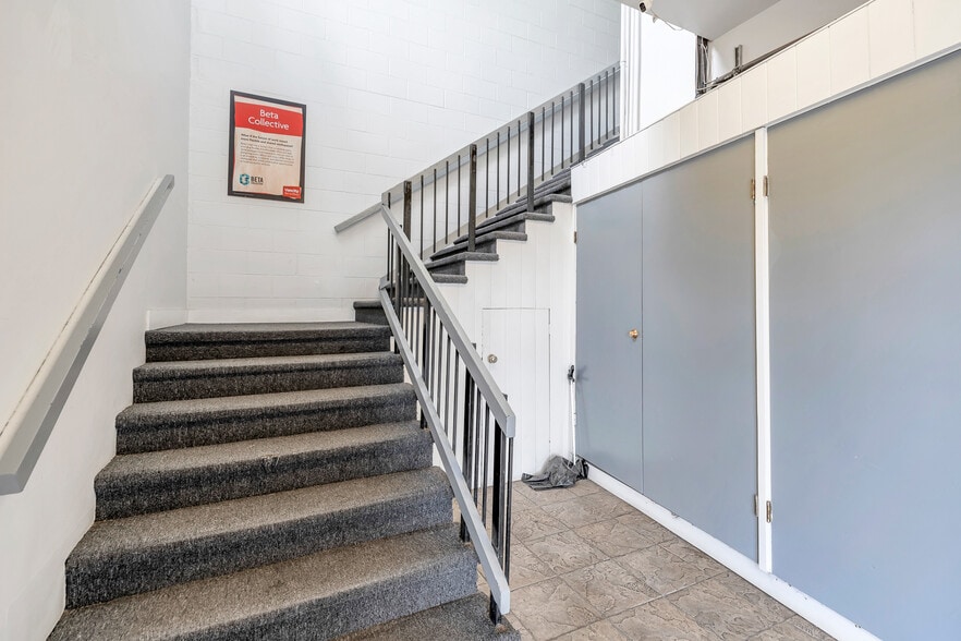 More Photos Of 10318-10324 Whalley Blvd, Surrey Storefront Retail Office For Lease