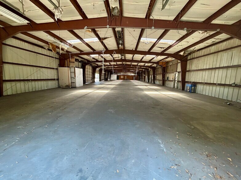 More Photos Of 2300 Grand Blvd, Holiday Light Distribution For Lease