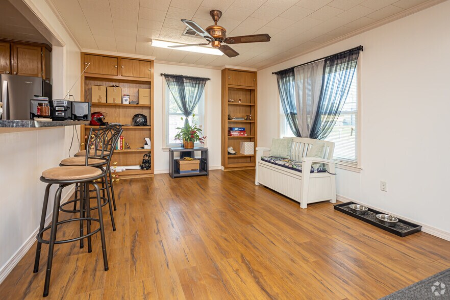 More Photos Of 2713 & 2717 15th Ave, Gulfport Light Distribution For Sale