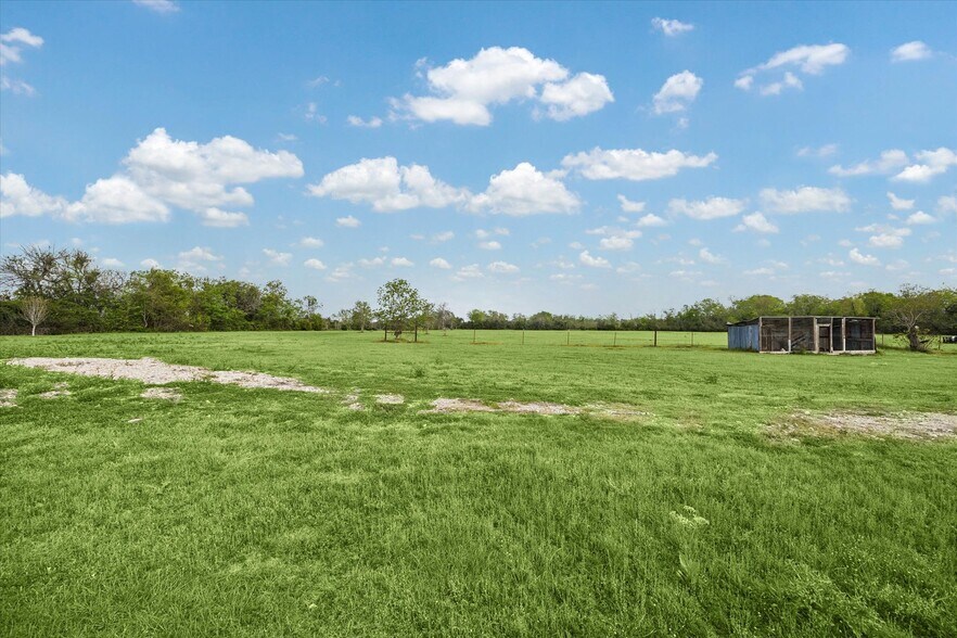 More Photos Of 1021 Star Ln, Cat Spring Light Manufacturing For Sale