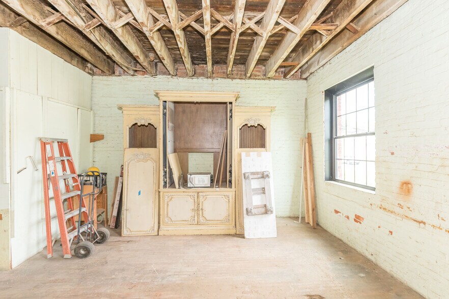 More Photos Of 1340 W Main St, Wytheville Loft Creative Space For Sale