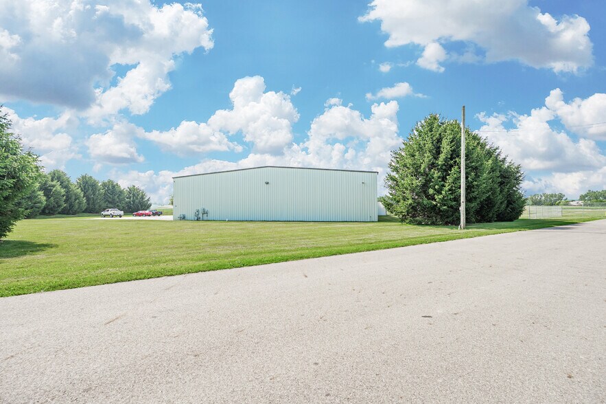 More Photos Of 300 Heath Rd, Heath Airplane Hangar For Sale