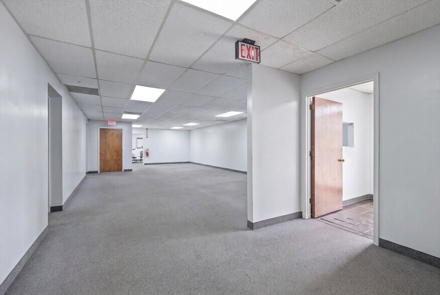 More Photos Of 32301 Howard Ave, Madison Heights Manufacturing For Lease