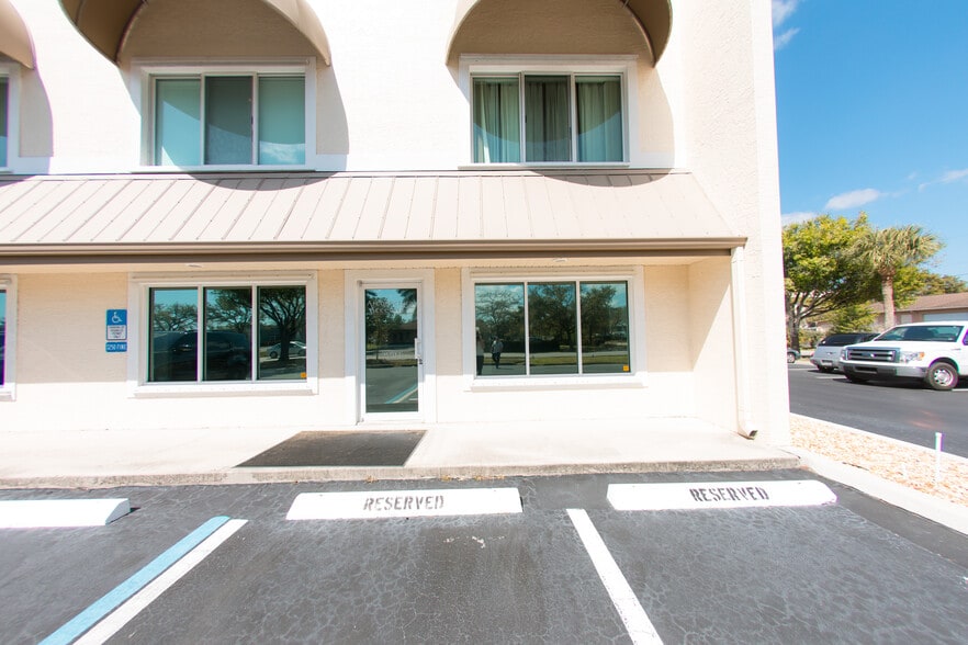 More Photos Of 5701 Houchin St, Naples Light Manufacturing For Lease