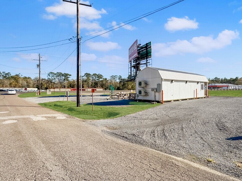 More Photos Of 1310 Highway 96 S, Silsbee Flex For Sale