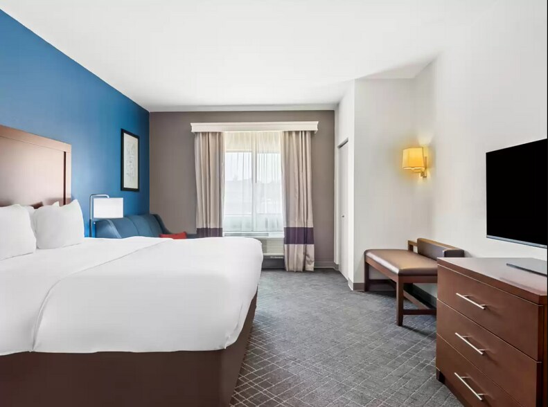 More Photos Of 200 Centennial Blvd, Lindale Hotel For Sale