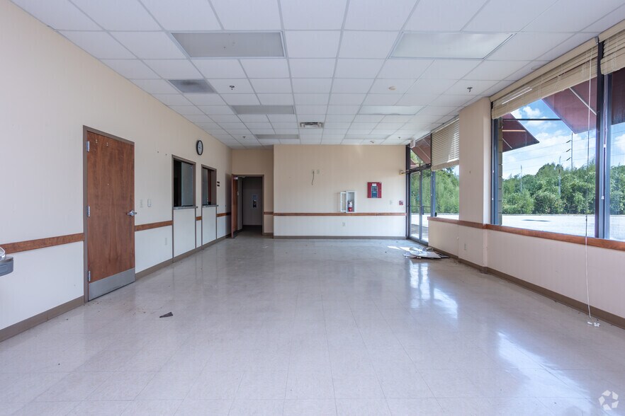 More Photos Of 1607 S Lumpkin Rd, Columbus Storefront For Lease