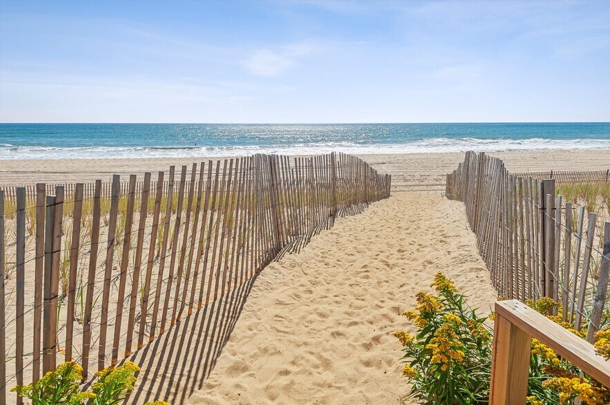 More Photos Of 84 S Emerson Ave, Montauk Hotel For Sale