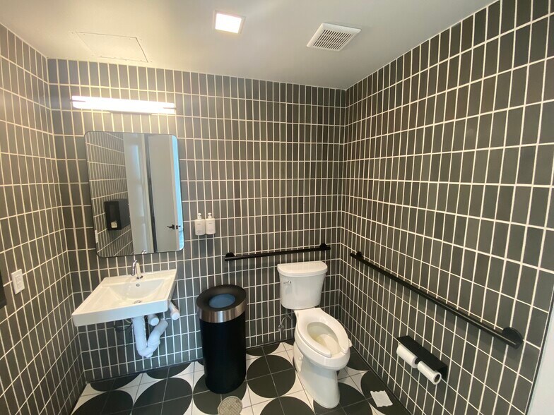 More Photos Of 1824 E Oltorf St, Austin Office For Lease