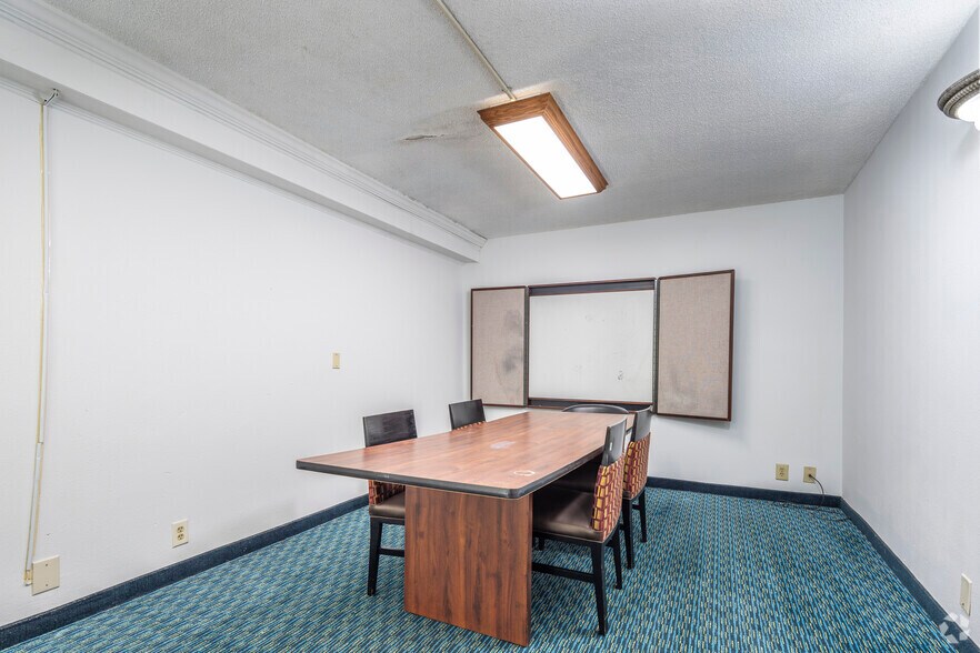 More Photos Of 1826 W Lucas St, Florence Hospitality For Sale