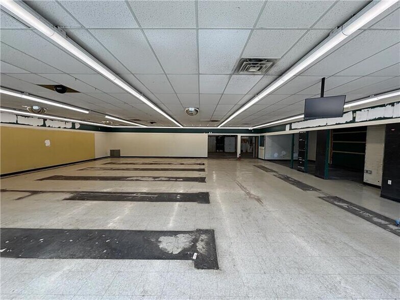 More Photos Of 4700 Parallel Pky, Kansas City Freestanding For Sale