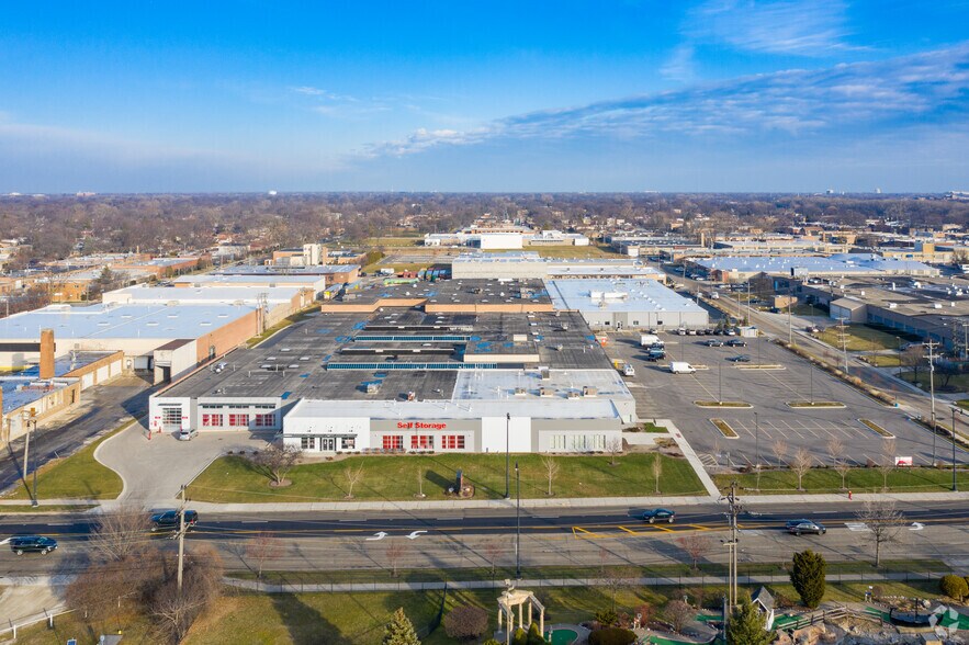 More Photos Of 3500 Oakton St, Skokie Warehouse For Lease