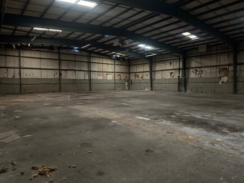 More Photos Of 729 White Oak Dr, Johnsonville Warehouse For Lease