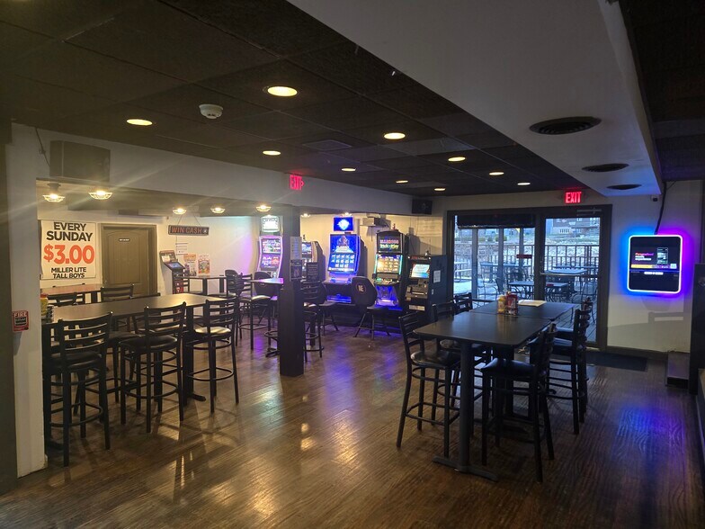 More Photos Of 1620 Summit Dr, Pekin Golf Course Driving Range For Sale