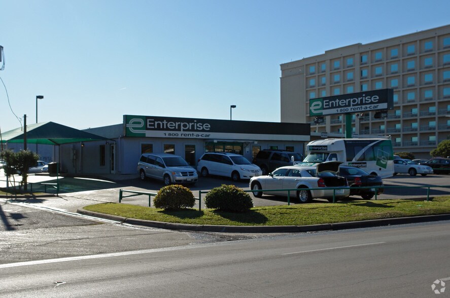 More Photos Of 3326 W Mockingbird Ln, Dallas Freestanding For Lease