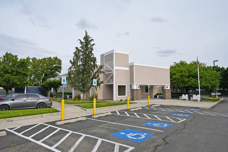 More Photos Of 905 N 1st St, Yakima Restaurant For Sale