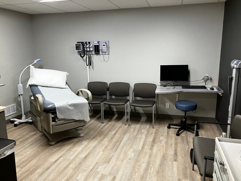 More Photos Of 1305 Chestnut St, West Bend Medical For Lease