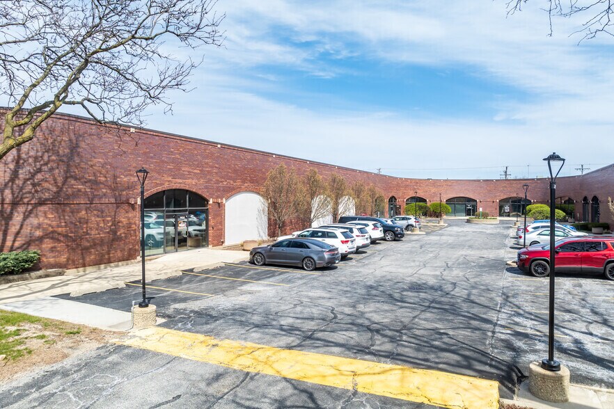 More Photos Of 1900-1960 E Devon Ave, Elk Grove Village Manufacturing For Lease