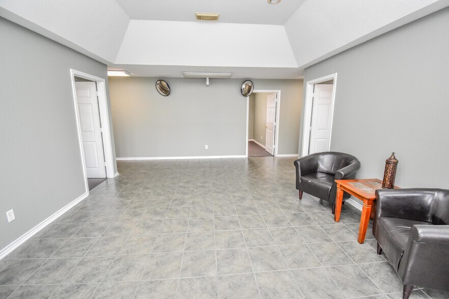 More Photos Of 511 N Northeast Loop 323, Tyler Office Residential For Lease