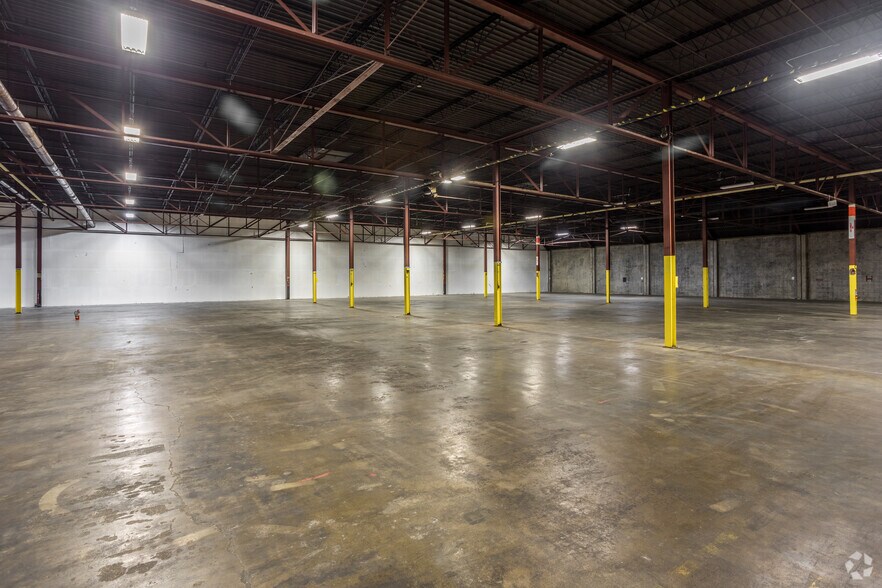 More Photos Of 1500 Delaware Ave, Des Moines Distribution For Lease