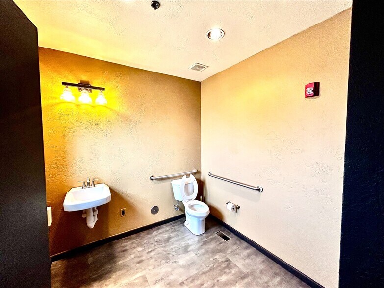 More Photos Of 208 SW 10th Ave, Amarillo Storefront For Lease